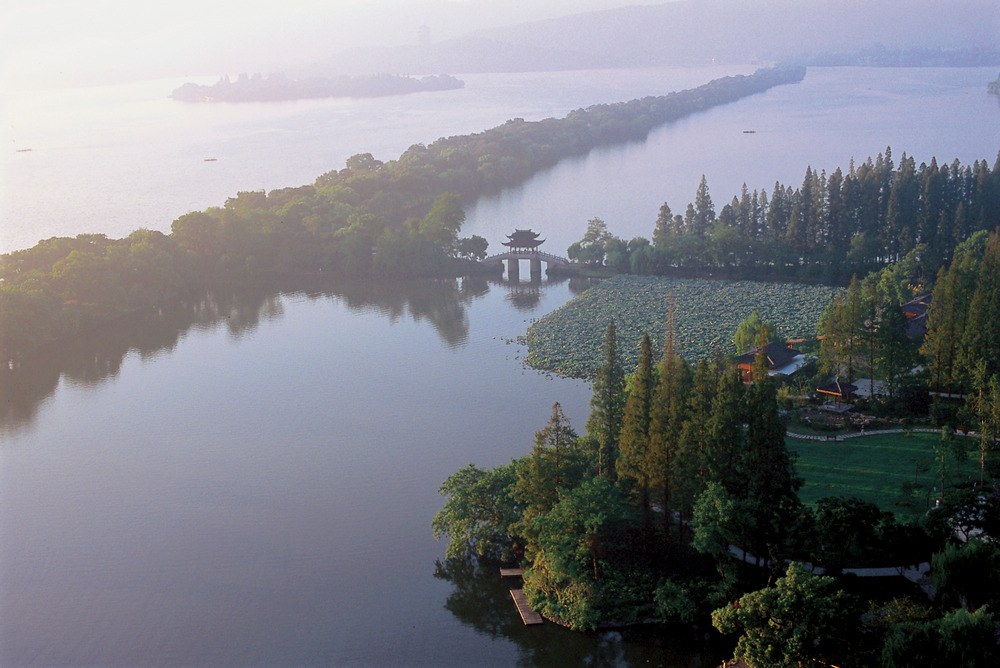 杭州西湖蘇堤，全長約2.8公里，將西里湖同外西湖分割開來，與白堤、楊公堤並稱為西湖三堤 ©謝光輝/CTPphoto