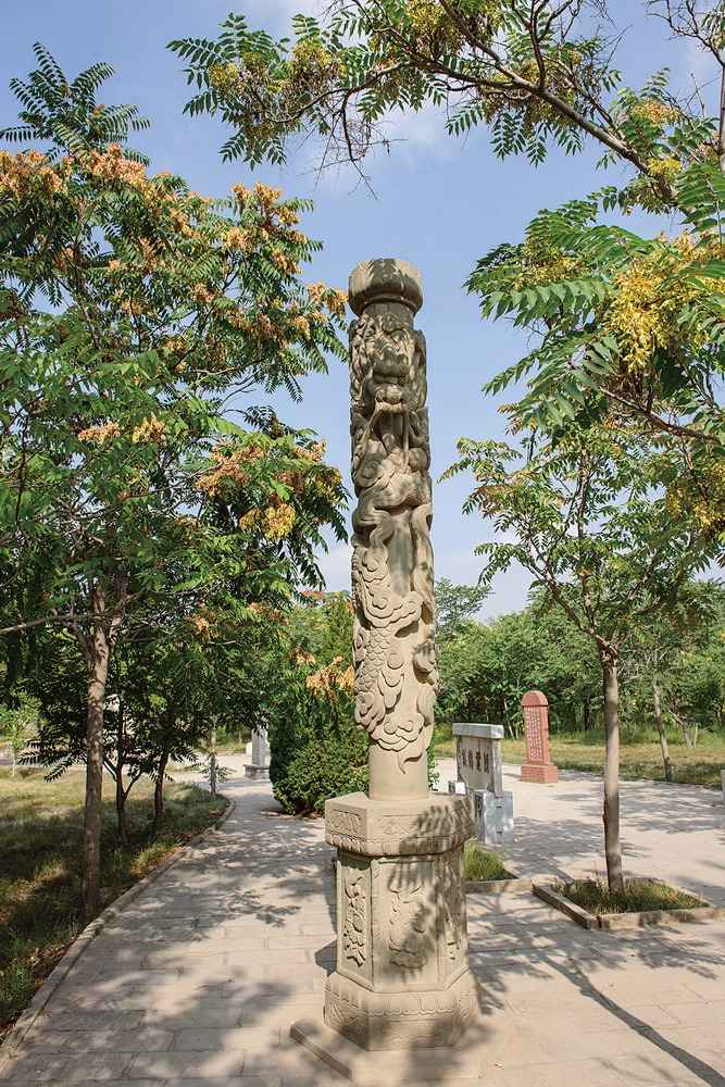 西夏王陵的石柱 ©吴秉益/旅读