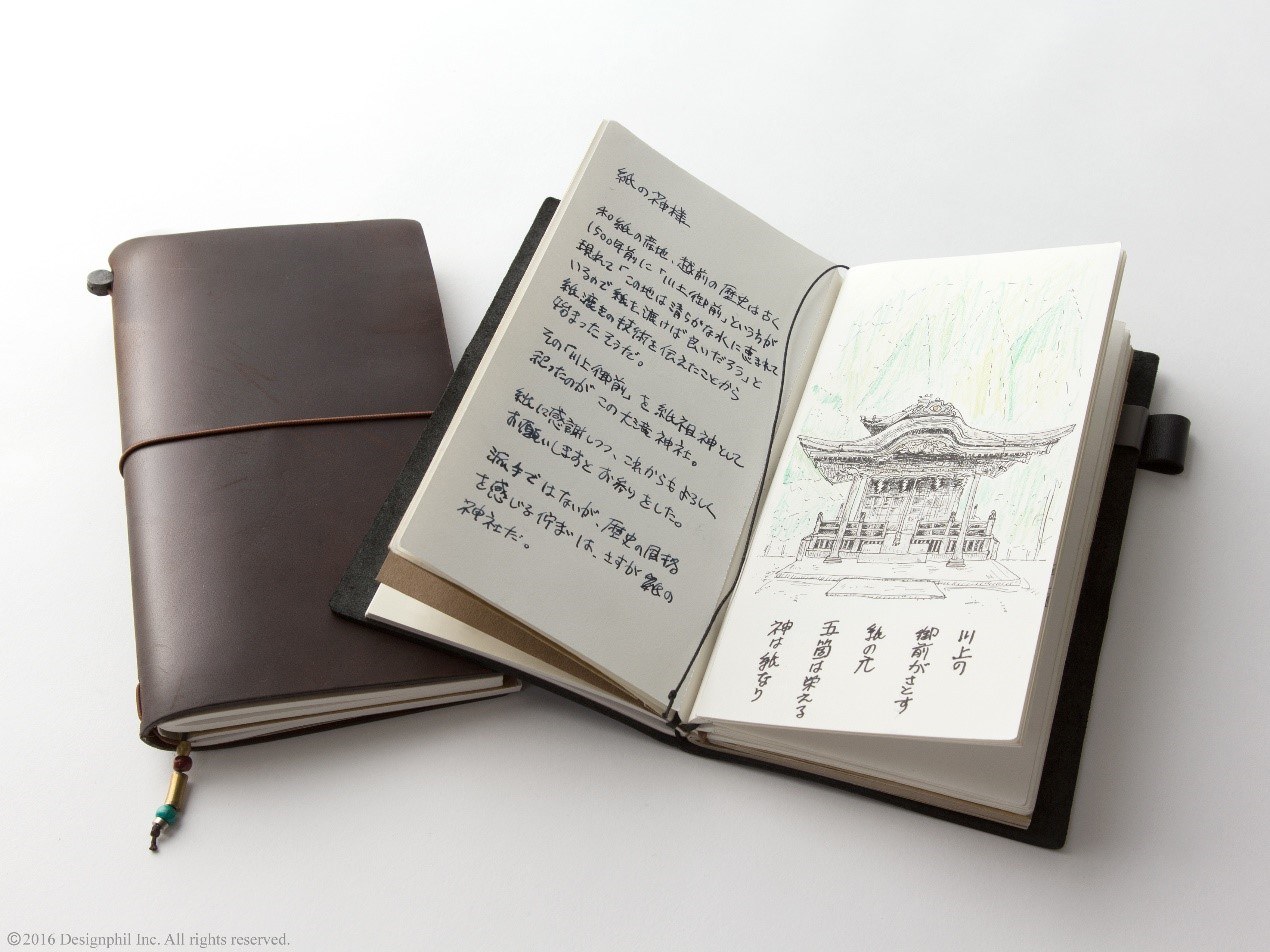 讓文具迷愛不釋手的人氣商品「TRAVELER'S notebook 旅人筆記本」，使用者可依照自己的喜愛來添加紙膠帶、鈕扣、貼紙等裝飾來進行客製化。（圖片來源：ⒸTRAVELER'S COMPANY）