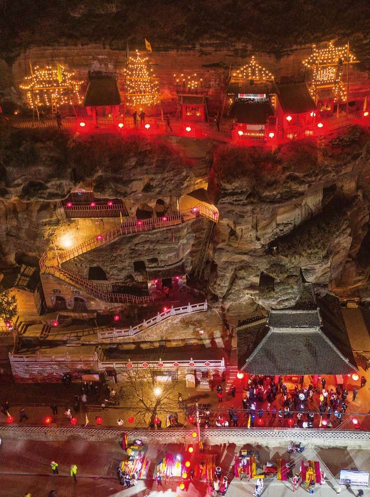 光影綻放，陝西新春傳統盛事：彬州燈山會與鳳翔排燈會