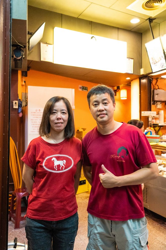 穿著印有看板女士頭像T恤的老闆（右）©陳育陞/旅讀