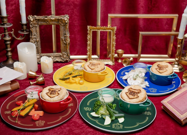 仅在1100-1700的咖啡厅时段内所提供的Cafe Menu，是霍格华兹四大学院为主题的４种起士吐司拼盘，其灵感也来自于哈利波特的魔法世界。（照片来源：东京观光事务所提供）