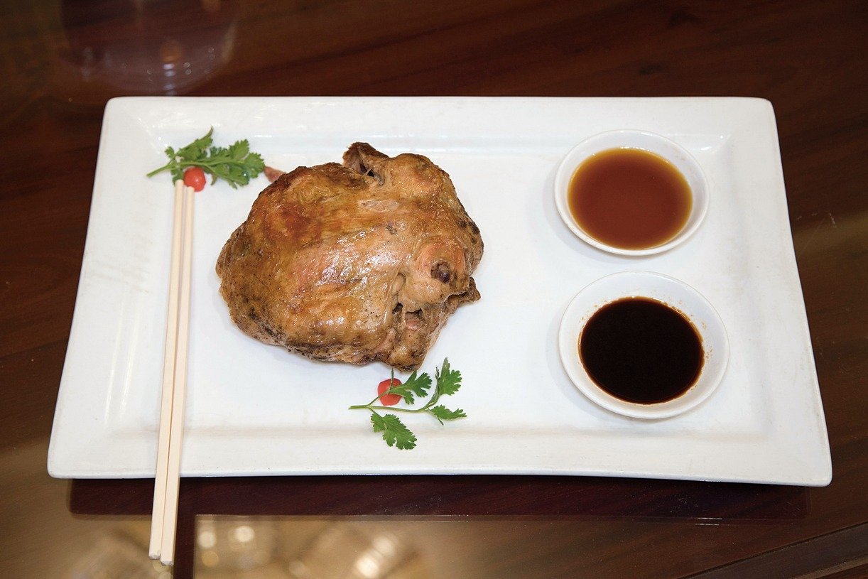 北京无名居的「叫化鸡」。该道料理曾出现于金庸所撰的《射雕英雄传》中，为黄蓉拿手料理。©许兴中/旅读