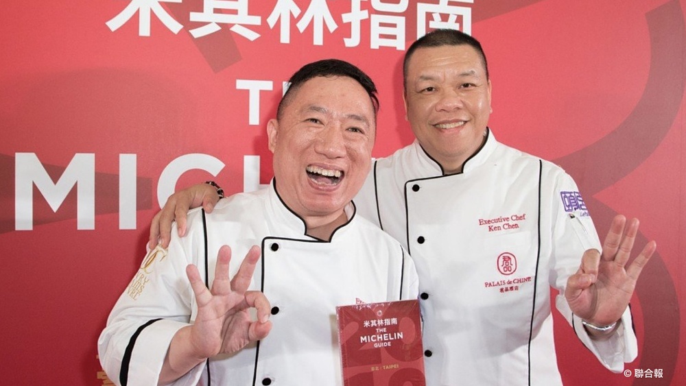 君品酒店颐宫中餐厅行政主厨陈伟强（右）、陈泰荣，厨龄皆超过 30 年。