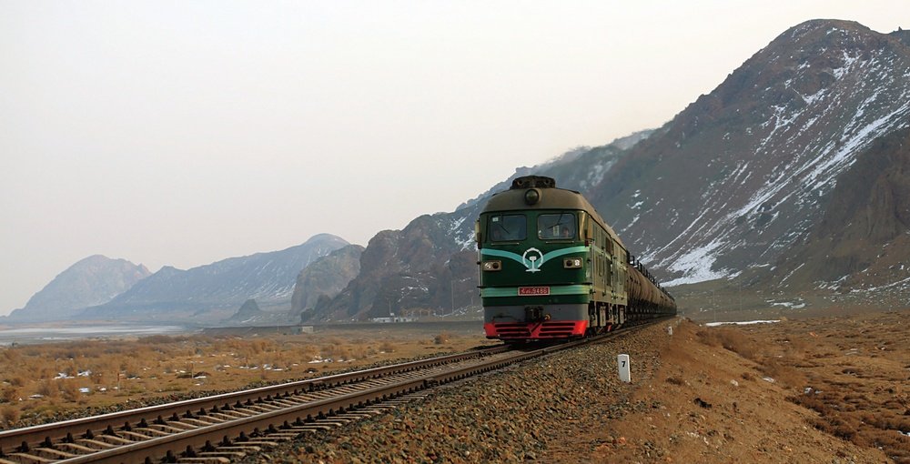 从乌鲁木齐来的火车驶向阿拉山口 ©视觉中国