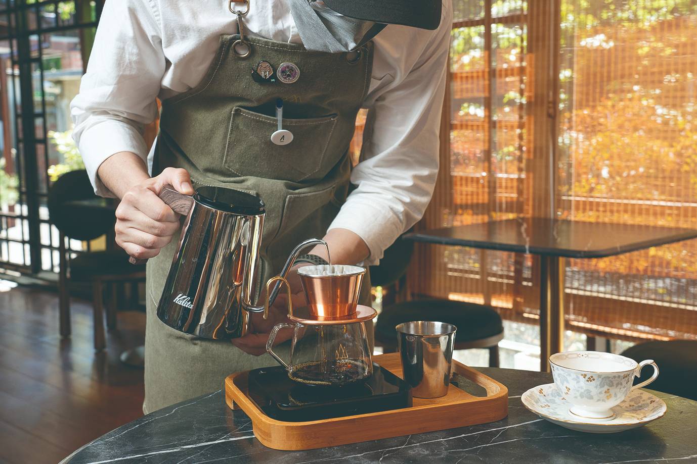 由專業咖啡師提供桌邊服務，帶領顧客深層品味咖啡的萬種滋味。©陳育陞/旅讀
