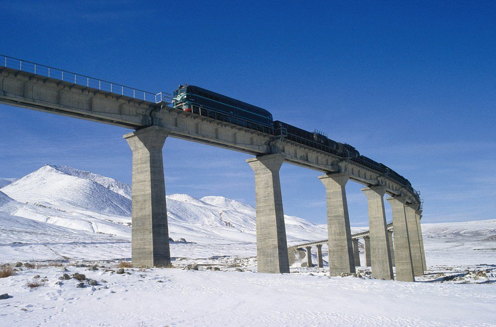 新疆烏魯木齊穿越天山冰川的鐵路 ©宋士敬/CTPphoto