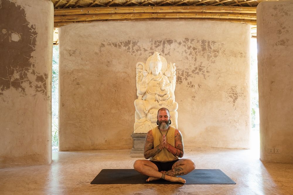 Ashton Szabo，AYMC的合夥人之一，來自美國的峇里島新住民。20多歲的時候，離家展開6年的環遊世界之旅，在印度、東南亞和南美洲地區學習瑜伽和神祕主義 ©黃彥綾/旅讀