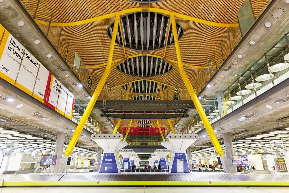 西班牙馬德里巴拉哈斯機場，有以竹材包覆的航廈穹頂 ©123RF